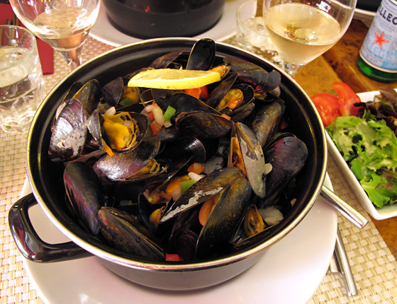 How to Eat 100 Steamed Mussels