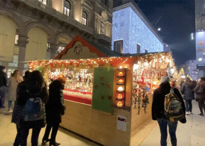 Approaching the Christmas Market stalls.