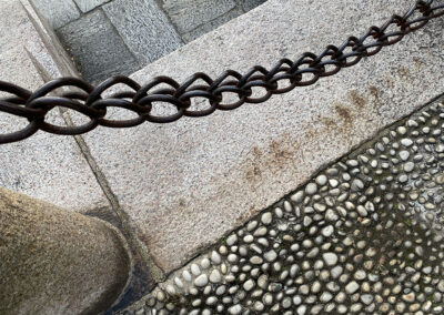 Chain and pebbled pavement on Isola Bella