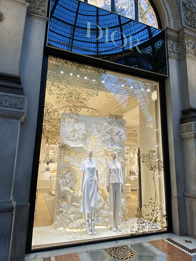 Shop Windows Of A Louis Vuitton Shop In Milan - Montenapoleone